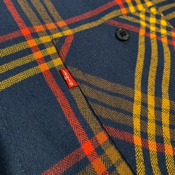 Levi’s Herringbone Weave Plaid Flannel Button-up Size Medium - Picture 4 of 5